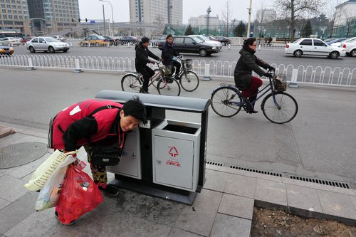 picking-up-trash-in-china